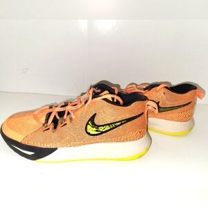 Youth Kyrie Flytrap 6